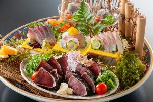 【皿鉢料理】土佐鯛や土佐勘八など新鮮な旬魚の御造りと藁で炙った鰹のタタキを豪快に盛り込んだ皿鉢料理