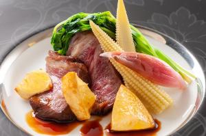 【和牛ロースステーキ】柔らかい和牛ロース肉の旨みと夏らしい小夏ソースがよく合う♪シェフオススメの一品