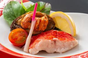 【金目鯛レモン焼きと鮑の雲丹焼き】程よく脂がのった金目鯛にコリコリ食感が愉しい鮑を使用した贅沢な1皿