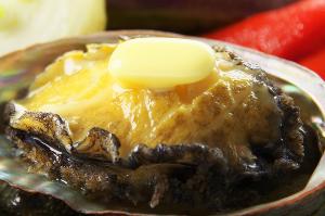 【鮑のバター焼き】高級食材「鮑」のコリコリ食感とトロけたバターが合わさる、なんとも贅沢な陶板焼き♪