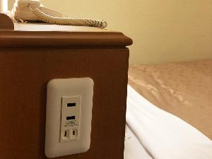 スマートフォンの充電が枕元で出来ます！ベッド脇にコンセントとＵＳＢ差し込み口を設置しました♪