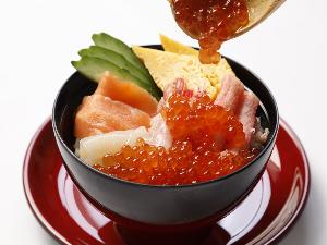 【朝食】豪快海鮮盛丼（季節により内容が異なります）