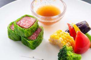 【土佐赤牛レタス巻き】コクと旨味たっぷりの赤身が堪らない♪超希少な土佐赤牛をレタスで巻いた創作料理