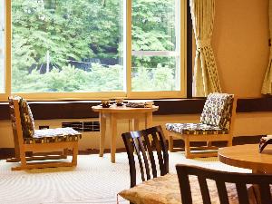 ★【モダン和洋室／60平米】こだわりの椅子から、温泉街の風流な景色を眺める
