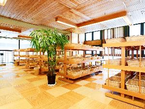 ★【B1大浴場　鹿の湯／脱衣所】渓流のせせらぎを聞きながら