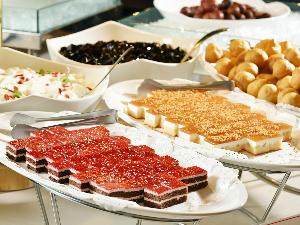 ★【夕食ビュッフェ】季節毎に入替わるケーキをはじめ、豊富なデザートも魅力