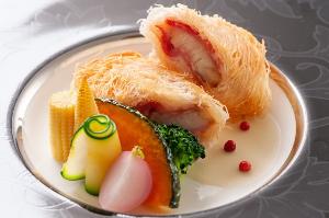 【ベーコンで巻いたスズキのカダイフ巻き】ベーコンの香ばしさとカダイフのパリパリ食感が堪らない一品