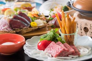 【黒毛和牛芋けんぴすき焼き】城西館のオリジナル料理！芋けんぴの甘さとトマトすき焼きがよく合う！