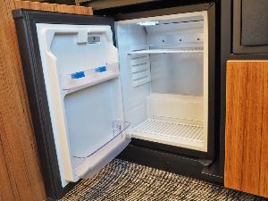 冷蔵庫は空でご用意しているので、持参されたドリンクやデザートなどを保冷いただけます