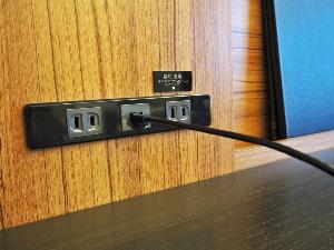 デスクにはLANジャックも設置（LANケーブルはフロントにてお貸出しします）