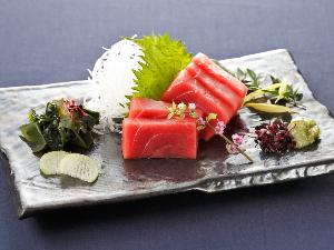 お酒のあてに一品料理もご用意（夕食）