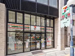 ホテル隣接の「セブン-イレブン大阪南森町店」　24時間営業なので軽食やデザートなどの買い出しにも便利