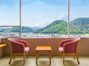 【客室からの眺め／南側】天童のシンボル「舞鶴山」まで綺麗に見渡せます。