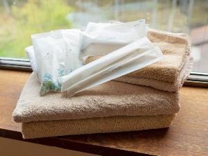 【客室】歯ブラシ・くし・髭剃りを客室にご用意しております。大浴場へはタオルバスタオルをお持ちください