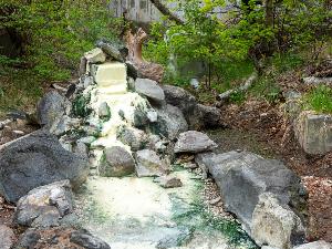 ホテル横には川湯観光ホテルの源泉がございます