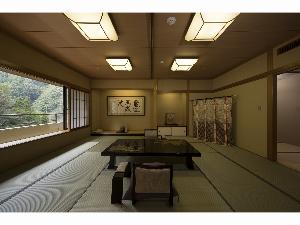 【ひぜんや数奇屋丸】貴賓室「金閣」。高級感あふれるお部屋で贅沢な一時を