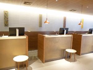 アイランド式のチェックインカウンター