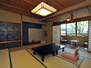 ■眺望おまかせ（紫水館一階客室一例。お部屋によっては、湖は望めませんのでご了承ください）