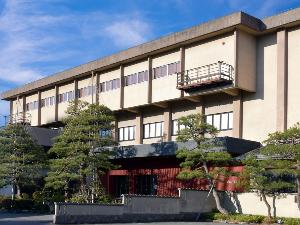 片山津温泉中心に位置し、浮御堂真横の柴山潟湖畔に佇む宿です。