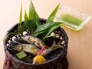 旬花会席：焼物一例（限定：庄川産鮎塩焼き）