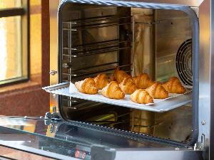 焼き立てのクロワッサン（朝食バイキング・イメージ）
