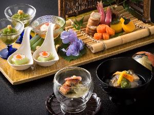 静かなお部屋でお食事を（夏のお料理　イメージ）