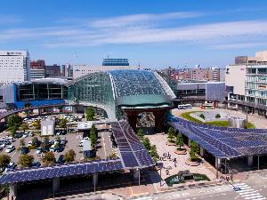 金沢駅兼六園口（東口）側　２０１１年に米誌で「世界で最も美しい駅１４選」で６位に選ばれました。