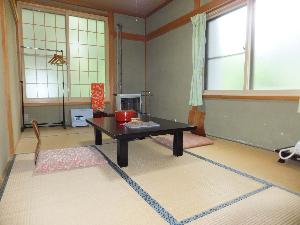 喫煙和室7.5畳のお部屋です。