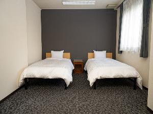 写真はベットのみですが、ソファーはベットと反対側にございます。