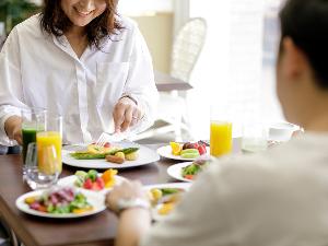 心地よい風を感じながら「テラス席」でのご朝食