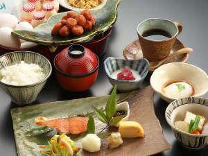 【こだわりの朝食：和定食】生魚から焼いた（鮭）ぼだっこ。手作りの煮物はおふくろの味を思い出します。