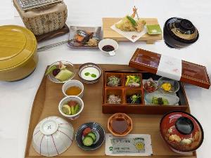 ＜朝食＞※イメージ　地産地消の朝食御膳　営業時間６：３０～９：３０