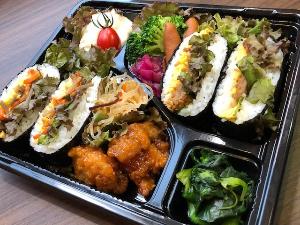 朝食おにぎらず弁当（一例）　コロナ対策の為一時的にお弁当です。