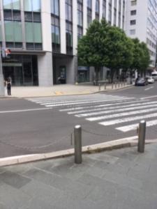 【アクセス-4】『横断歩道』をローソン側に渡ってください。
