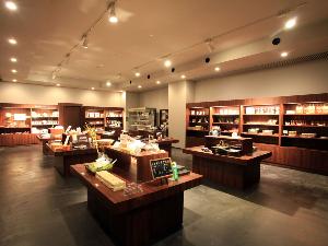 【shops N】当館オリジナル商品の他、函館・道南をはじめ、北海道の人気のお土産が揃う充実のラインナップ。旅の思い出にお薦めです。 