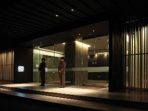 【正面玄関】スタッフが真心を笑顔でお迎えいたします。