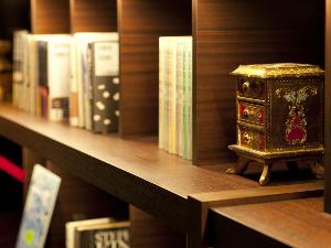 【のぐち文庫】ここにあるのは読書家の当館オーナーが厳選した蔵書たち。北海道を舞台にした歴史物からミステリー、古典小説、写真集など多種多彩な中から旅に彩りを添えるとっておきの一冊をお探しください。 