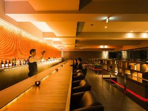 【BAR long good-bye】名前の由来はレイモンド・チャンドラーの名作「ロング・グッドバイ」から。ハードボイルドながら、どこか知性や洒落たセンスを感じる小説の世界。その世界観を表現した空間です。