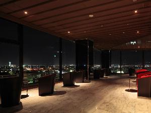 【SKY SALON BOUKYOU】薄い群青色の空のもと、函館の夜景が星のように眼下に輝き、まるで星空に浮かんでいるかのような気分に。