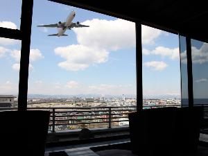 【SKY SALON BOUKYOU】函館空港からすぐそばの立地。着陸する飛行機の腹が見えるほどの近距離。あまりの迫力に飛行機ファンは大絶賛。