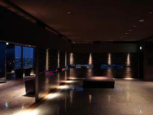 【SKY SALON BOUKYOU】大浴場の入り口横にある寛ぎの空間。函館の夜景を一望。大浴場横のサロン。お連れ様との待ち合わせ場所にも。