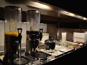 【ウォーターサイドカフェ YUGEN】コーヒーやソフトドリンクなどを無料にてご用意しています。 お好きな時間にティータイムをお愉しみください。