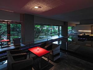 【ウォーターサイドカフェ YUGEN】津軽海峡や函館港などをイメージした水盤を囲むように配されたテーブル。