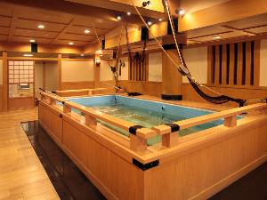 【食事処KITAMAE】生け簀には生きた旬の海鮮をご用意。　※漁の状況により内容が変動いたします。