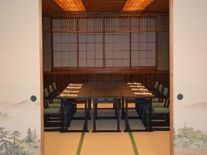 【夢/花の間】定員12名の和会場でご用意致します。畳敷きですので、お子様連れでも安心です。