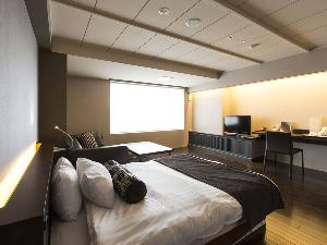 【OHITORISAMA一例】お部屋に備え付けられたシャワールームでは、大きなシャワーヘッドから 心地よい刺激のスプレーが降り注ぐレインシャワーをお愉しみいただけます。 