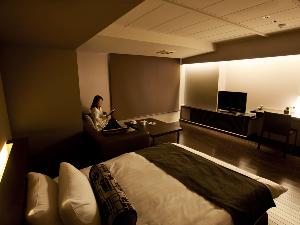 【OHITORISAMA一例】30平米のお部屋に、ソファーセットとダブルベッドを配したシンプルでスタイリッシュな空間。