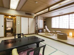 【WAMODERN一例】畳の温もりに心落ち着く和室と、上質な眠りを誘うベッドが配されたベッドルームを有する和洋室。
