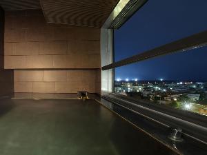 【SUITE一例】広々としたスイートルームの展望風呂。函館の町並みを望んでの湯浴みを…。
