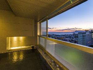 【SUITE一例】函館の街並みを眺めながら浸かる展望風呂。